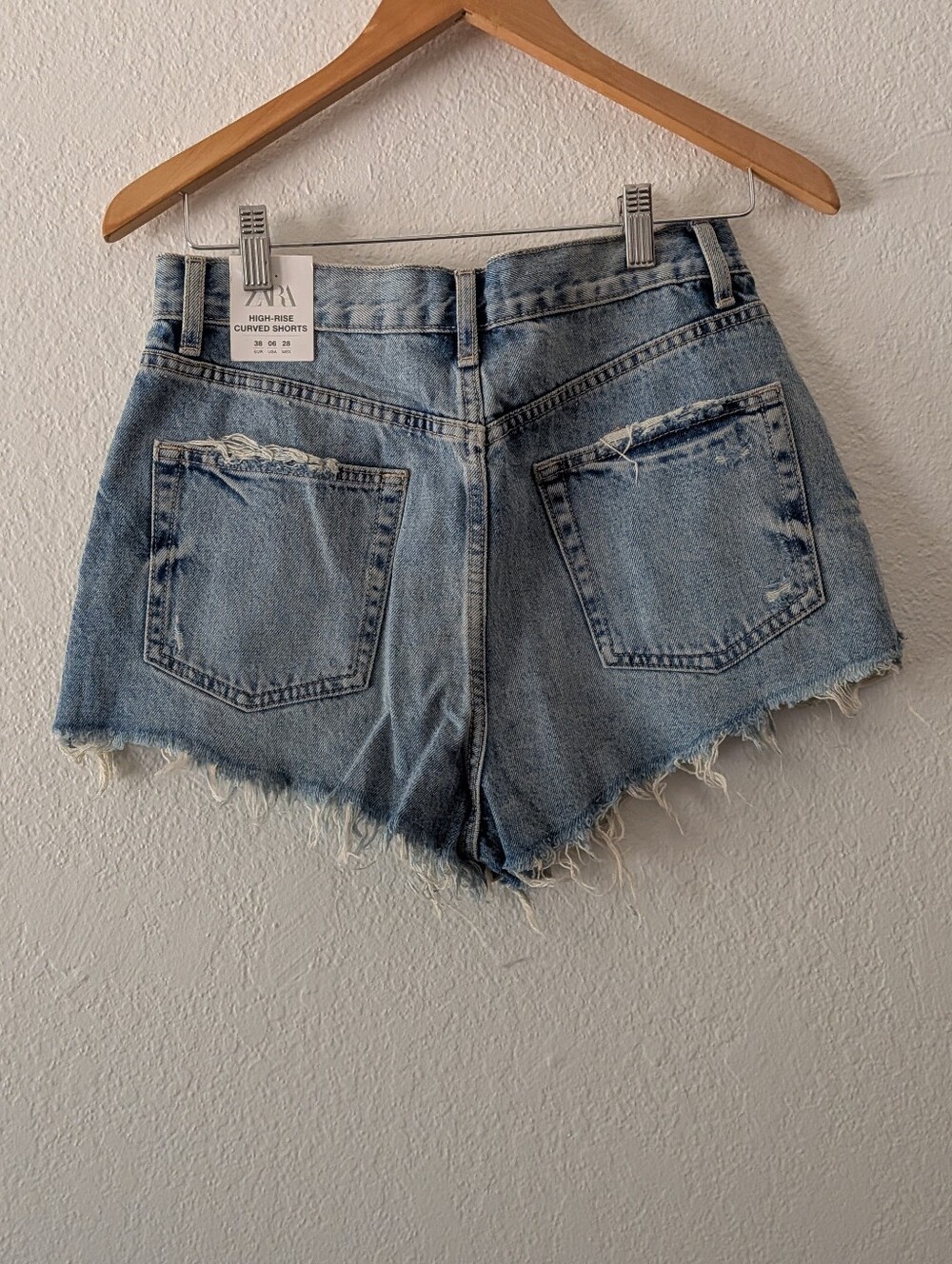 NWT Zara High-Rise Curved Short Length Booty Shorts Distressed Light Wash Size 6 - Picture 5 of 10
